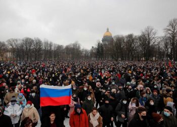 Miles desafían represión en Rusia y marchan en apoyo a opositor Navalni