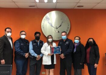 Otorgan Pfizer y AMFEM diploma de excelencia a estudiante de la UAT