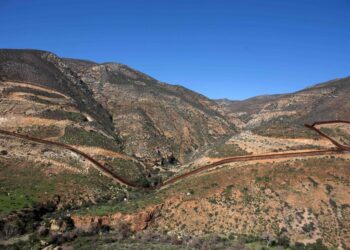 Suspende EU construcción de muro fronterizo con México