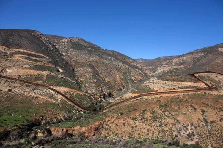 Suspende EU construcción de muro fronterizo con México