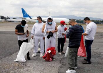 Primer revés a Biden: juez bloquea freno a deportaciones de migrantes