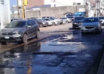 Piden a COMAPA corregir fugas de aguas negras en centro de Victoria