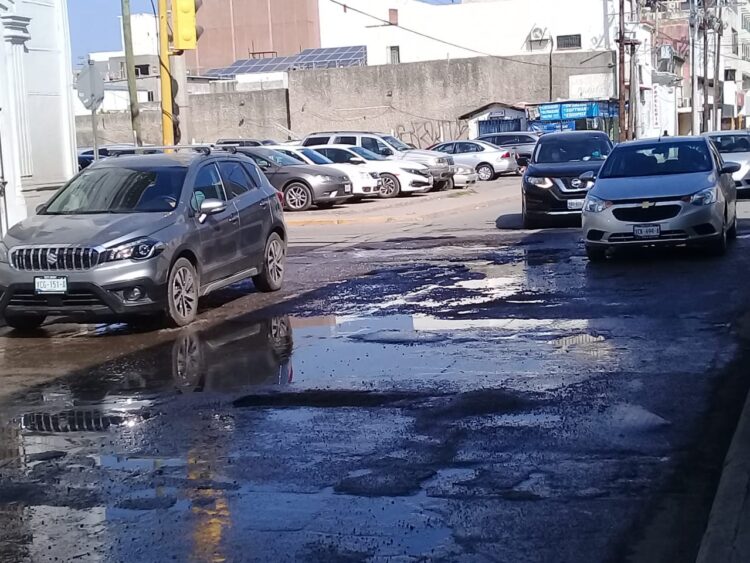 Piden a COMAPA corregir fugas de aguas negras en centro de Victoria