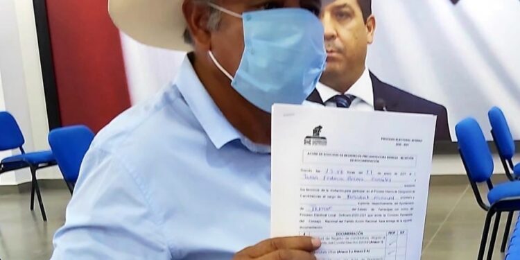 Van Verástegui y esposa por reelección en Diputación Federal y alcaldía de Xicoténcatl