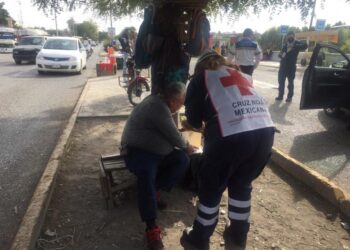 Peatón se atraviesa a auto y es arrollado