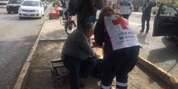 Peatón se atraviesa a auto y es arrollado