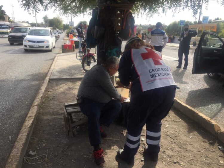 Peatón se atraviesa a auto y es arrollado