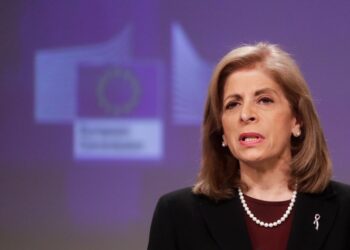 Eficaz, vacuna AstraZeneca contra covid en menores de 65 años