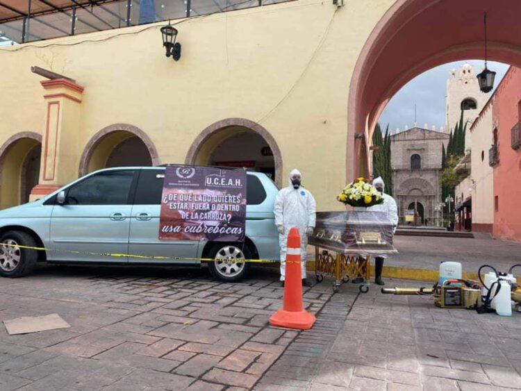 Con ataúdes lazan alerta por covid-19 comerciantes en Hidalgo