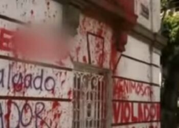 Feministas vandalizan sede nacional de Morena
