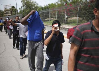 EU evalúa agilizar trámites de asilo, advierte a migrantes de peligros