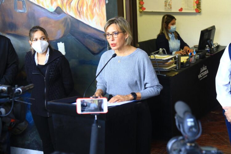 Reconoce alcaldesa Pilar Gómez a victorenses cumplidos con predial