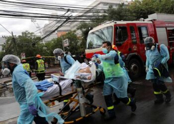 Incendio en hospital de Chile provoca evacuación de cientos de pacientes