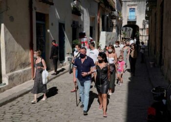 Cuba restringe vuelos de México y aplica cuarentena a viajeros