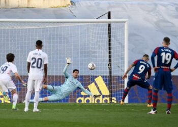 Real Madrid cae 2-1 ante  Levante en la Liga Española