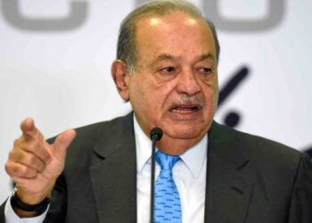 Carlos Slim se recupera en su casa tras hospitalización por COVID