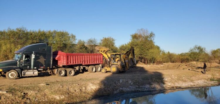 Dan mantenimiento al arroyo  de la colonia Francisco Villa