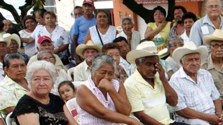 Acelerarán vacunación para ancianos; recibirán dosis CanSino/China