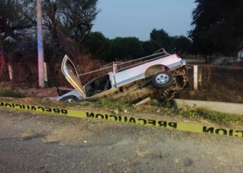 Muere conductor al volcar su camioneta