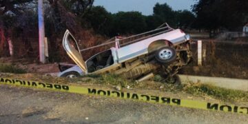 Muere conductor al volcar su camioneta