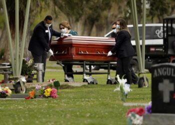 Funerarias en California se quedan sin espacio por covid-19
