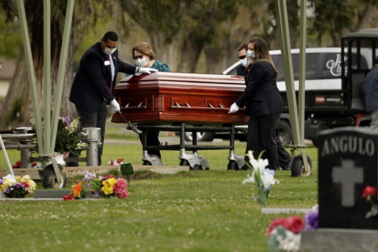 Funerarias en California se quedan sin espacio por covid-19