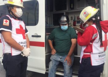 Empleada lesiona a motociclista en choque