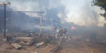 Incendio en pastizal arrasa con yonque