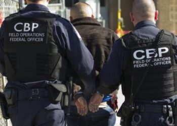 Oficiales de la CBP de Laredo aprehenden fugitivo buscado por asalto agravado