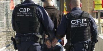 Oficiales de la CBP de Laredo aprehenden fugitivo buscado por asalto agravado