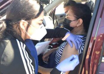 Inició Laredo, Texas vacunación a la población contra el COVID-19