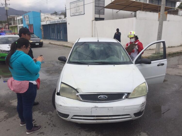 Se lesiona mujer al causar accidente