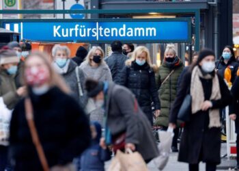 Alemania restringe movilidad por primera vez y alarga encierro