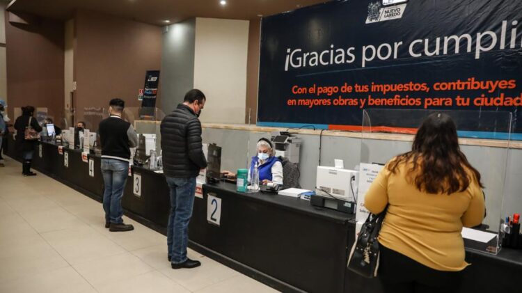 Pone Rivas ejemplo y paga impuesto predial en Nuevo Laredo