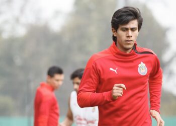 Macías reaparece en práctica de Chivas