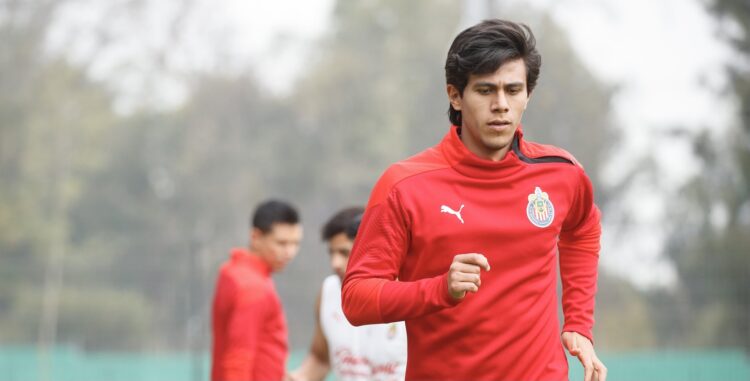 Macías reaparece en práctica de Chivas