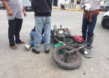 Matrimonio se lesiona en aparatoso choque