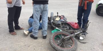 Matrimonio se lesiona en aparatoso choque