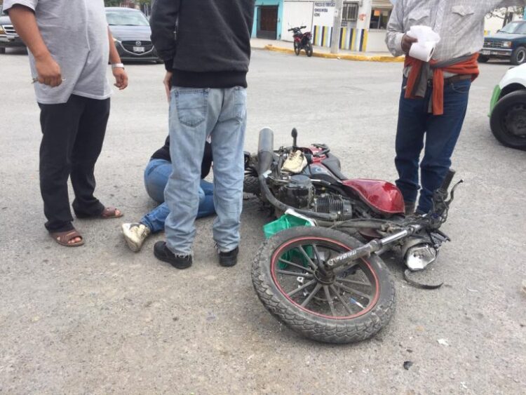 Matrimonio se lesiona en aparatoso choque