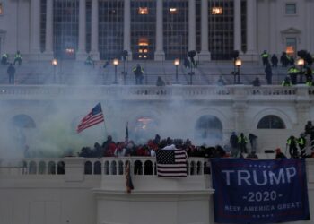 Implementan toque de queda en Washington tras protestas en Capitolio