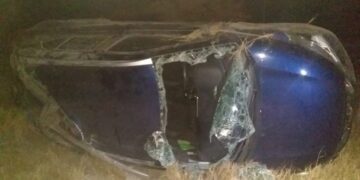 Dos lesionados en volcadura de auto