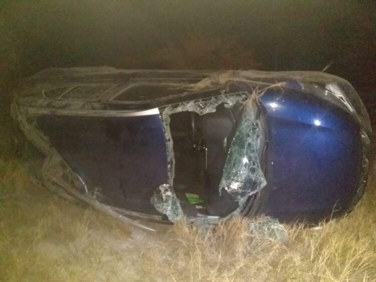 Dos lesionados en volcadura de auto