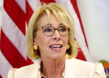 Renuncia secretaria de Educación de EU; acusa a Trump de alentar disturbios