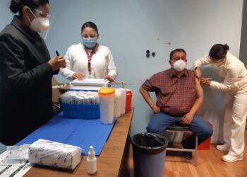 Inicia aplicación de vacuna anti COVID en Victoria