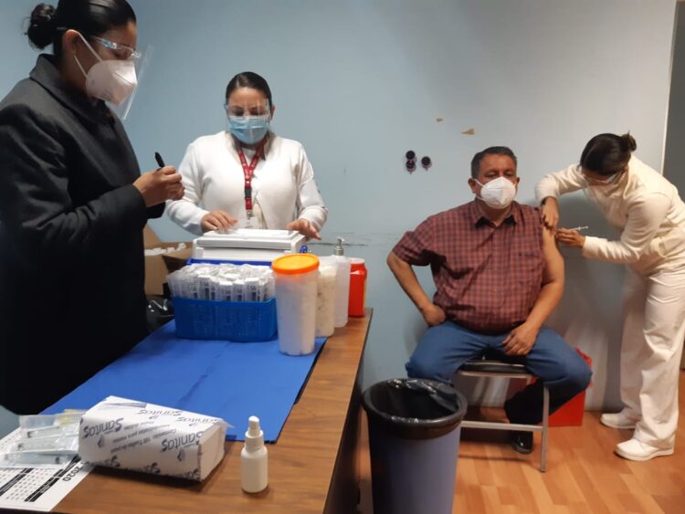 Inicia aplicación de vacuna anti COVID en Victoria