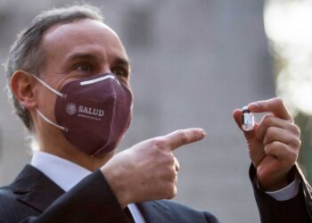 En Argentina López-Gatell prepara envío de vacunas de AstraZeneca