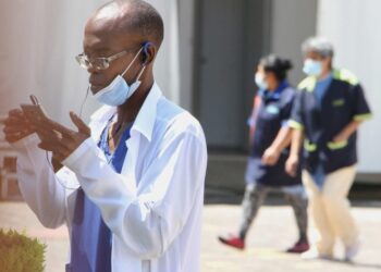 Llegarán 200 médicos cubanos a CDMX para atender casos covid