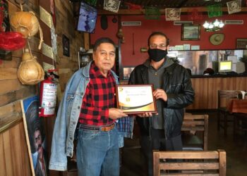 Reconocen labor de periodistas veteranos neolaredenses