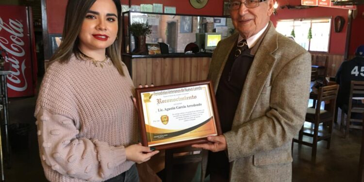 Reconocen labor de periodistas veteranos neolaredenses