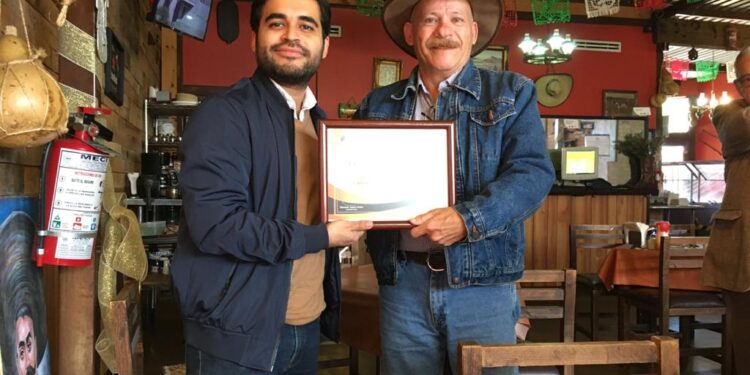 Reconocen labor de periodistas veteranos neolaredenses